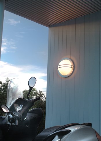 Norlys Bornholm galvaniseret stål udendørs LED væglampe med mat glas i garage